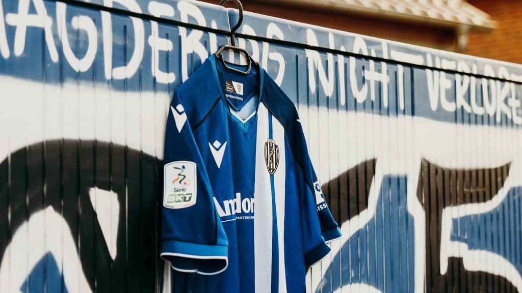 La terza maglia del Cesena è un omaggio al Magdeburgo: il ricordo della storica sfida europea